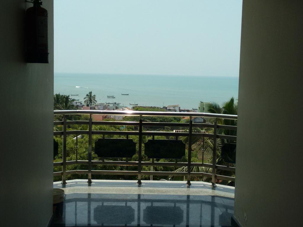קניאקומרי Hotel Chithra מראה חיצוני תמונה