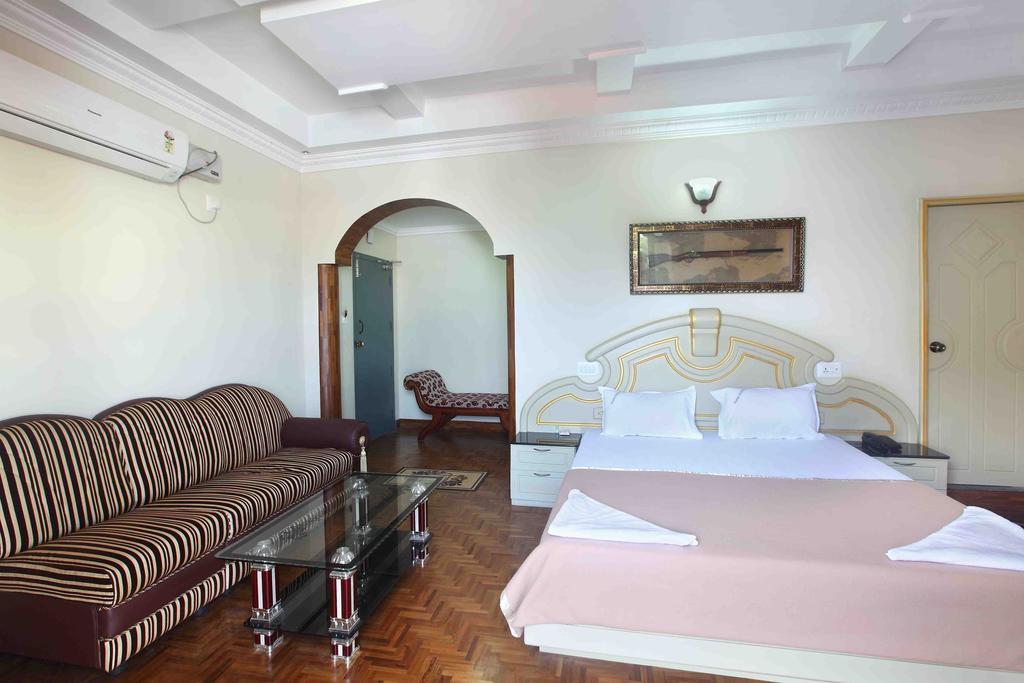 קניאקומרי Hotel Chithra מראה חיצוני תמונה
