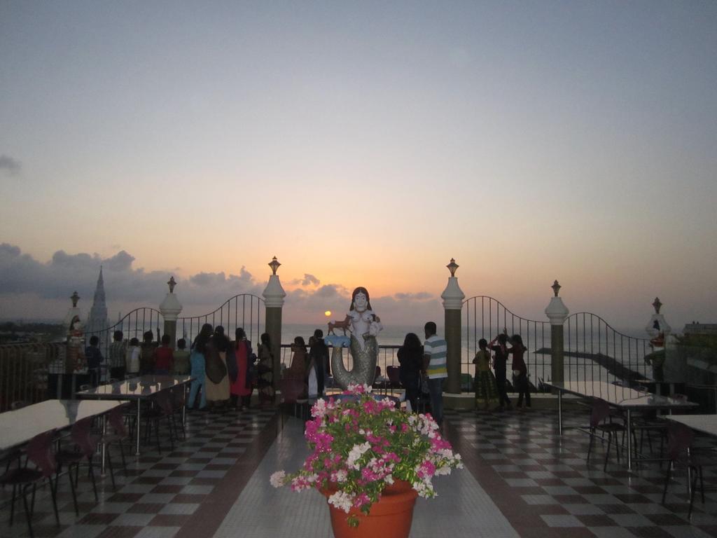 קניאקומרי Hotel Chithra מראה חיצוני תמונה
