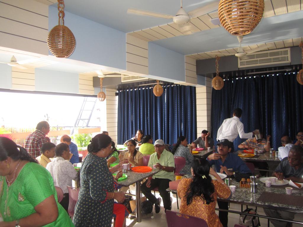 קניאקומרי Hotel Chithra מראה חיצוני תמונה
