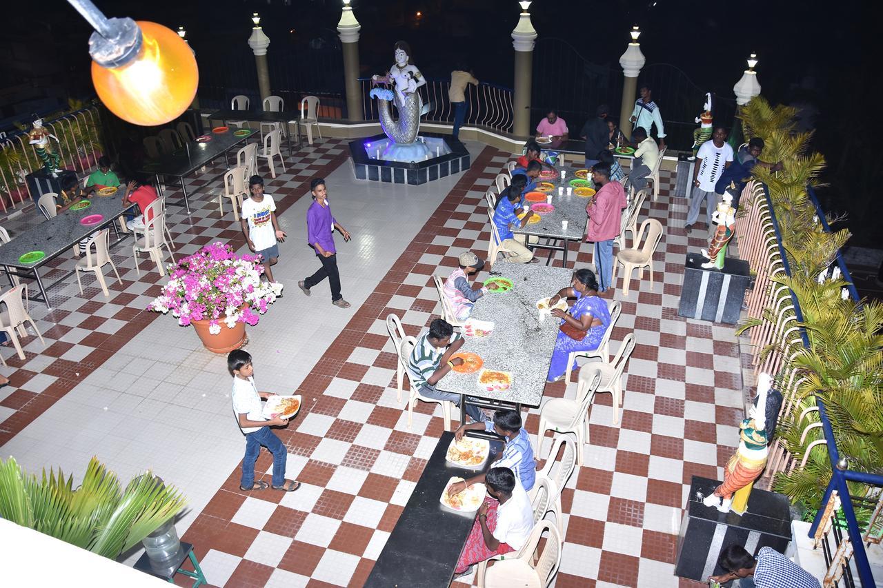 קניאקומרי Hotel Chithra מראה חיצוני תמונה
