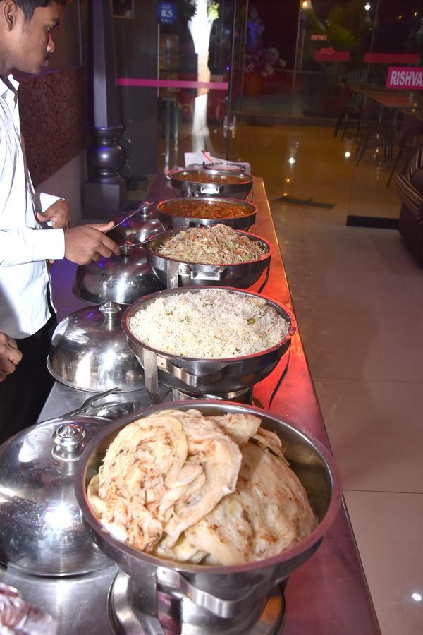 קניאקומרי Hotel Chithra מראה חיצוני תמונה