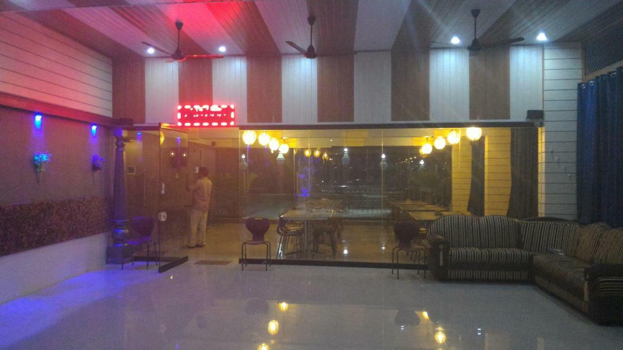 קניאקומרי Hotel Chithra מראה חיצוני תמונה